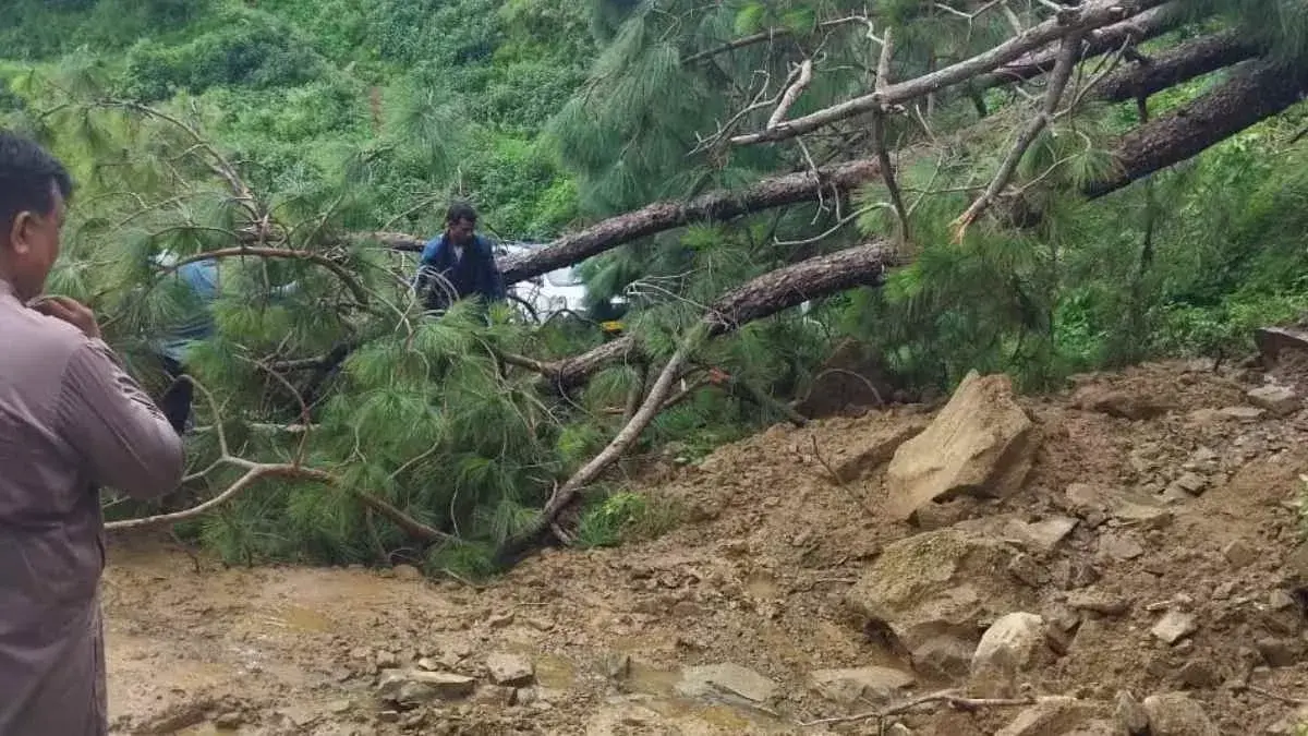 मुंबई विखरोली भूस्खलन की तस्वीर, जिसमें मलबा झोपड़ी पर गिरा, मुंबई में रात के समय भारी बारिश के बाद लैंडस्लाइड का दृश्य, विखरोली भूस्खलन में फंसे लोगों को बचाती BMC टीम, मुंबई लोकल ट्रेनें बारिश और जलभराव के कारण ठप, मुंबई में मूसलाधार बारिश से जनजीवन अस्त-व्यस्त की तस्वीर